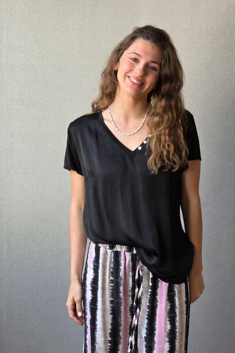 Blusa de seda con tres botones negra