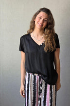Blusa de seda con tres botones negra
