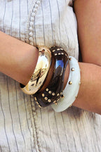 Pulsera marrón con tachuelas doradas