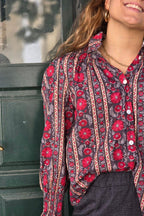 Blusa de flores gris y fresa