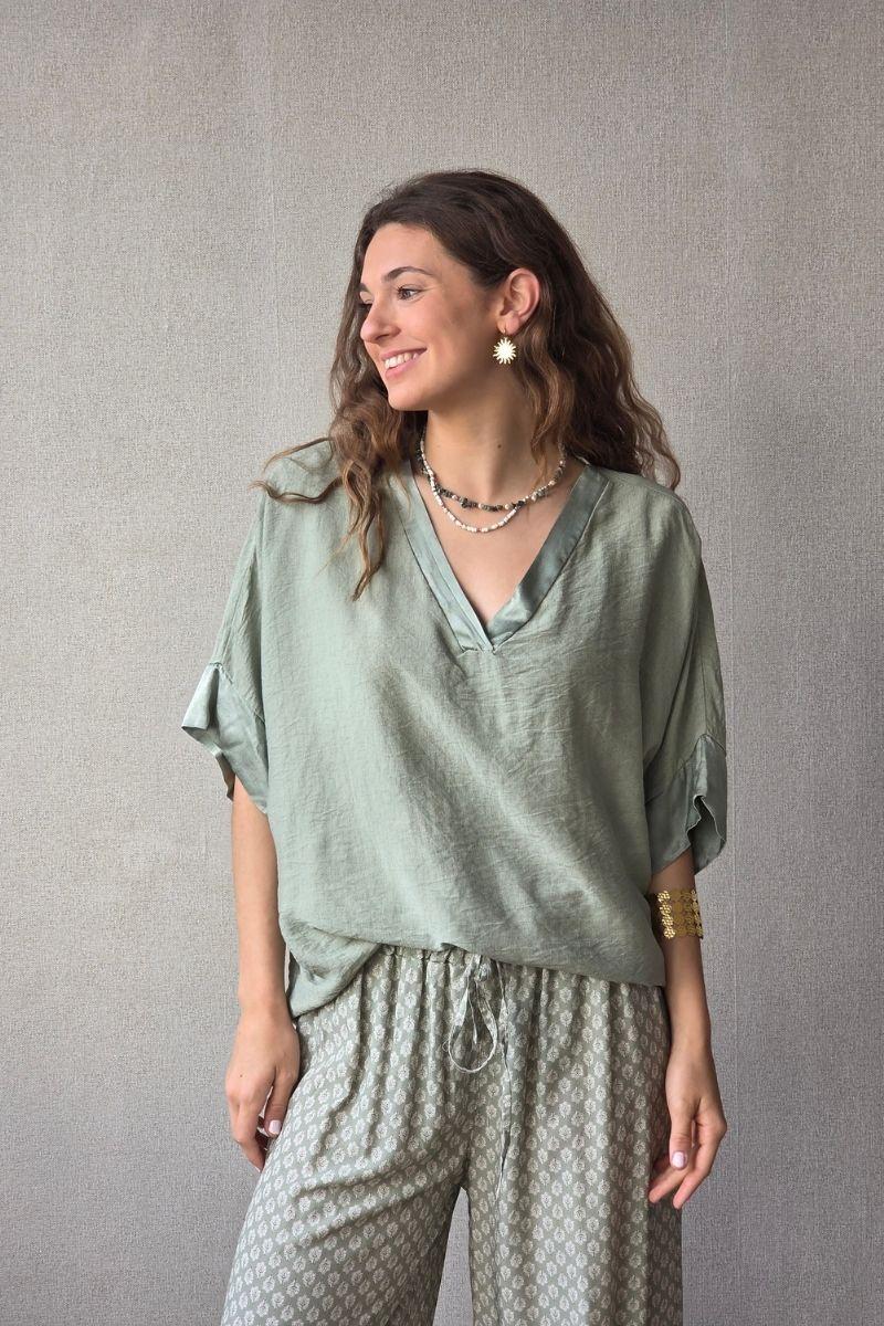 Blusa over manga corta con detalle satinado salvia