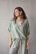 Blusa over manga corta con detalle satinado salvia