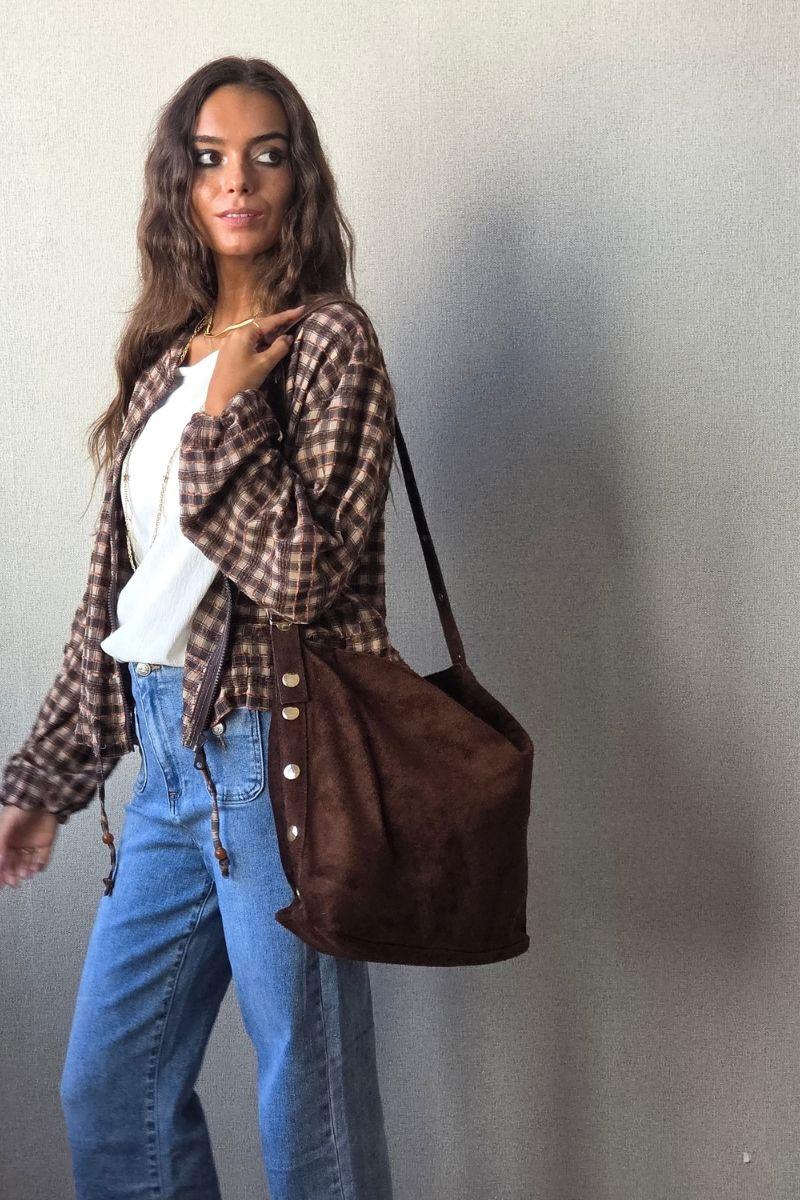 Bolso de ante chcolate con detalles dorados
