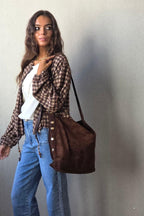 Bolso de ante chcolate con detalles dorados