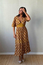 Vestido hoja manga corta y escote estampado mostaza