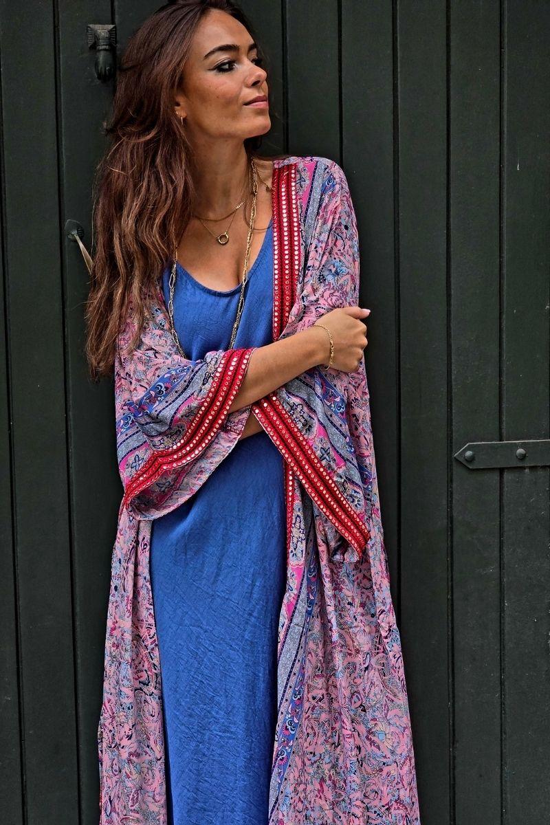 Kimono largo estampado rematado con espejitos tonos lila y azulón