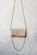 Bolso de piel crudo con dos cadenas