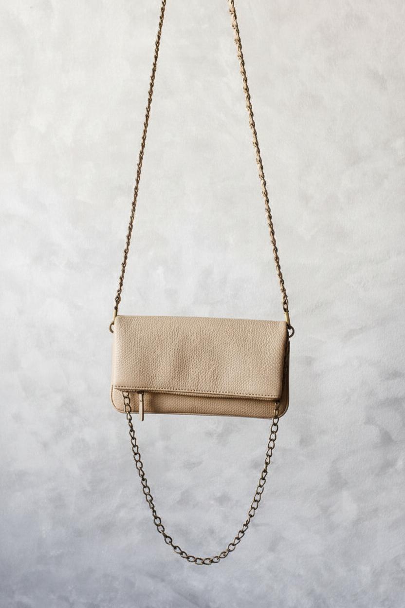 Bolso de piel crudo con dos cadenas