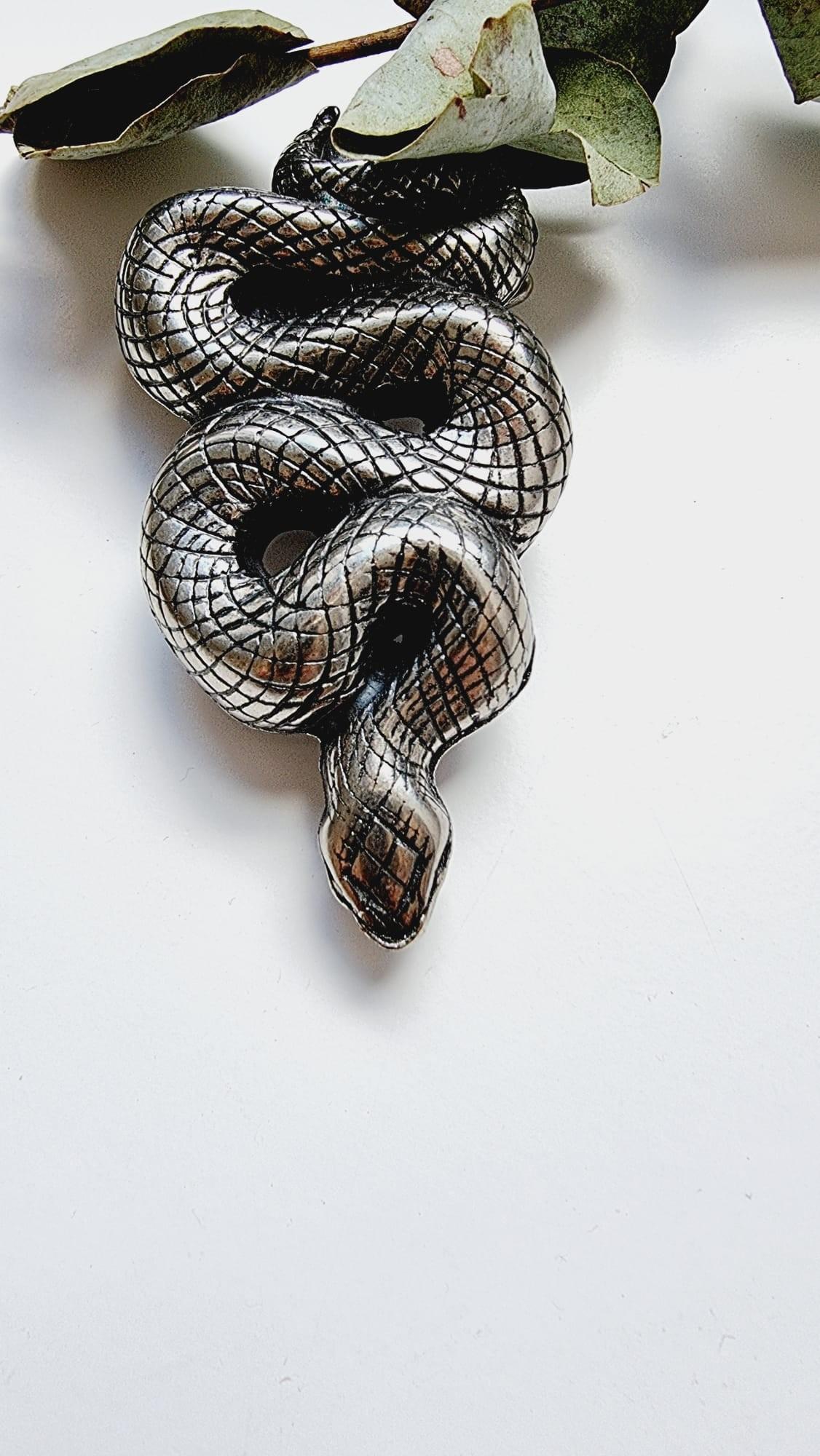 Hebilla plateada de serpiente ancha