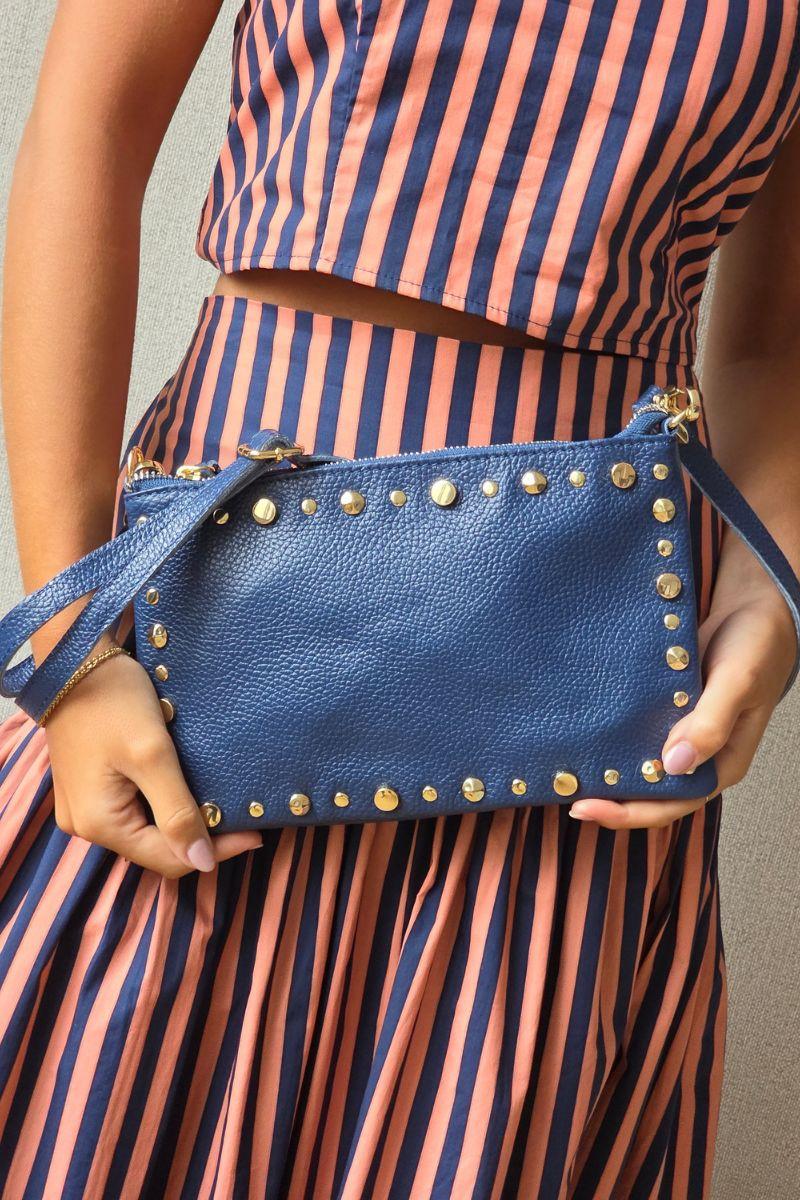 Bolso de piel tipo sobre con tachas azul marino