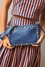 Bolso de piel tipo sobre con tachas azul marino