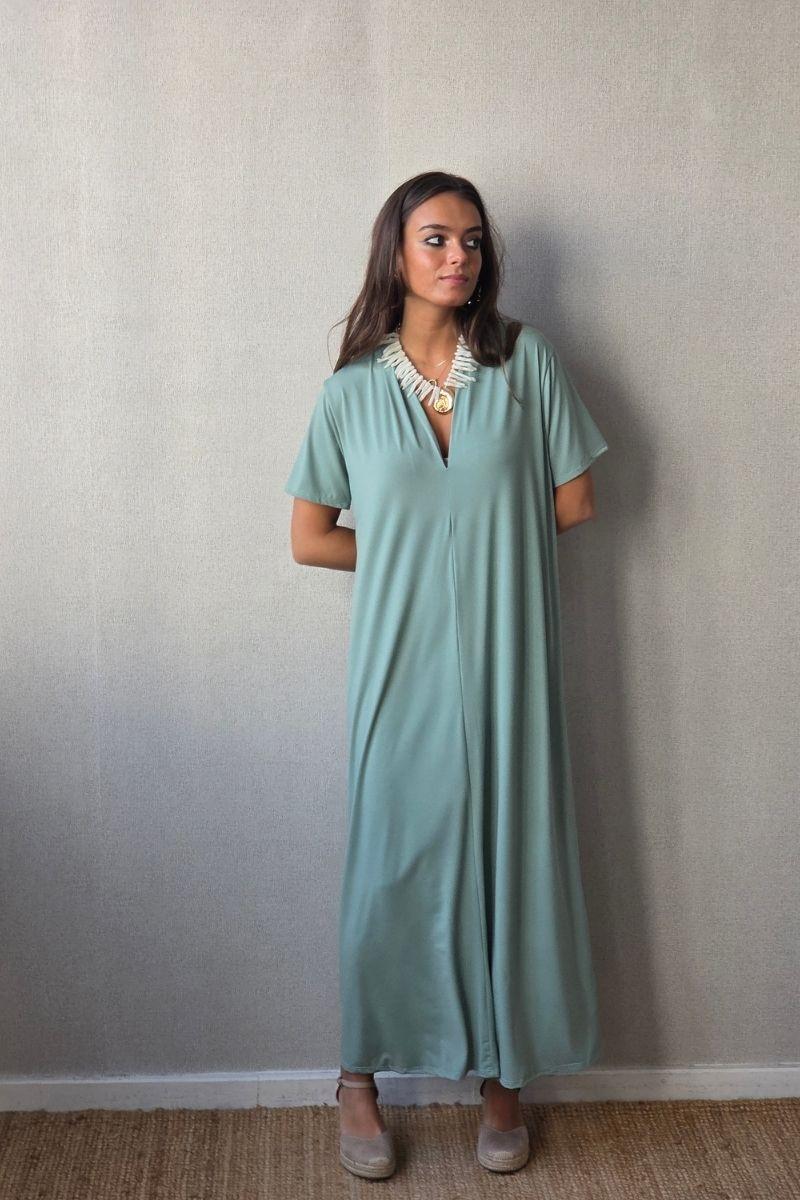 Vestido liso cuello pico m/corta salvia