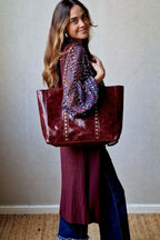 Bolso shopper tachuelas granate