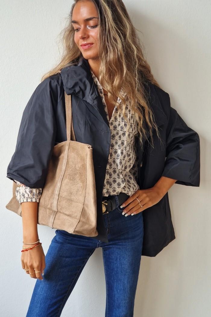 Parka corta tipo chubasquero negro