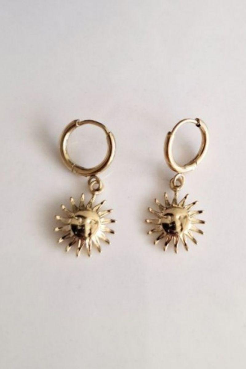 Pendientes pequeños de acero con estrellas dorados