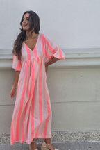 Vestido de cuello pico con rayas rosa flúor