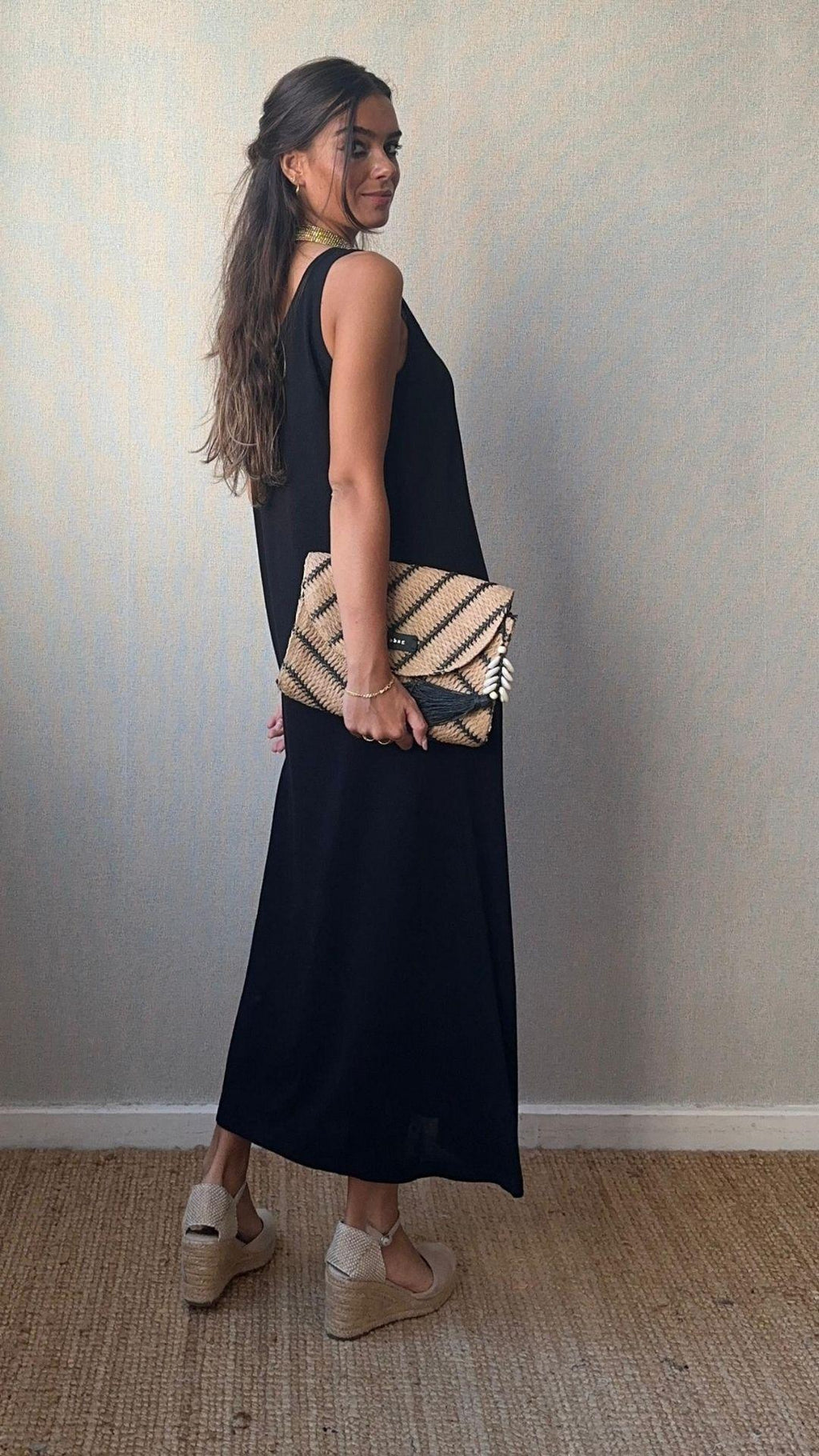 Bolso tipo sobre con asa y detalles en negro