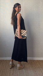 Bolso tipo sobre con asa y detalles en negro