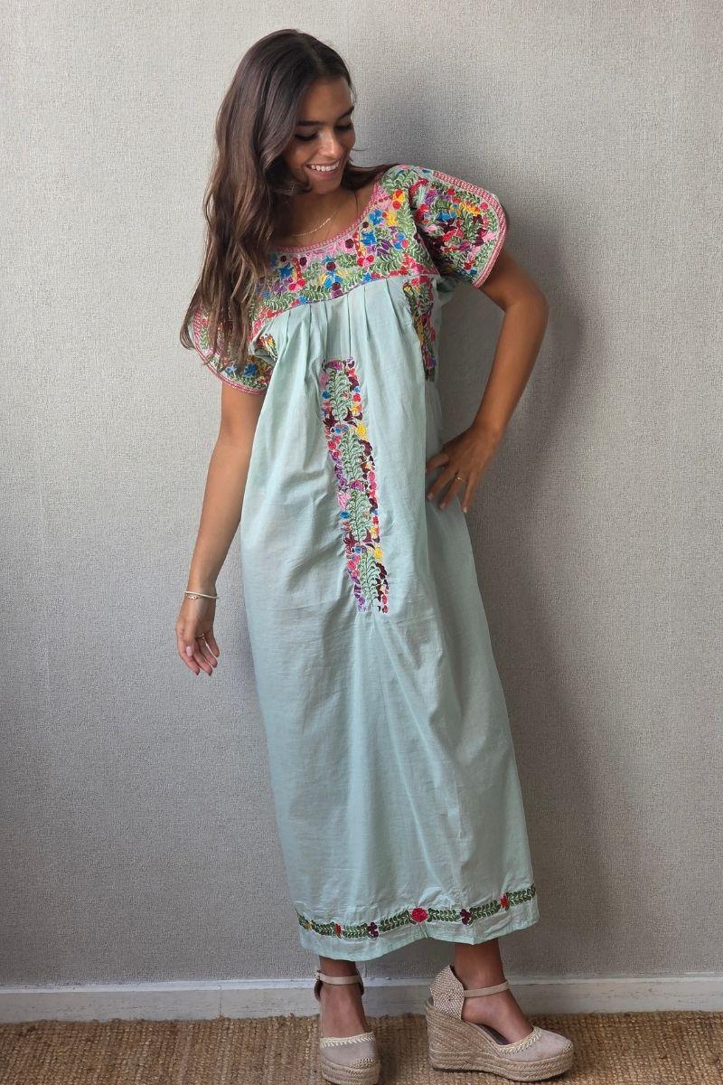 Vestido mexicano bordado a mano salvia