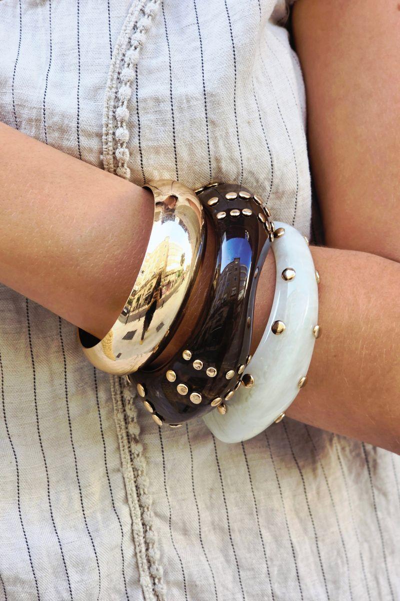 Pulsera hueso con tachuelas doradas
