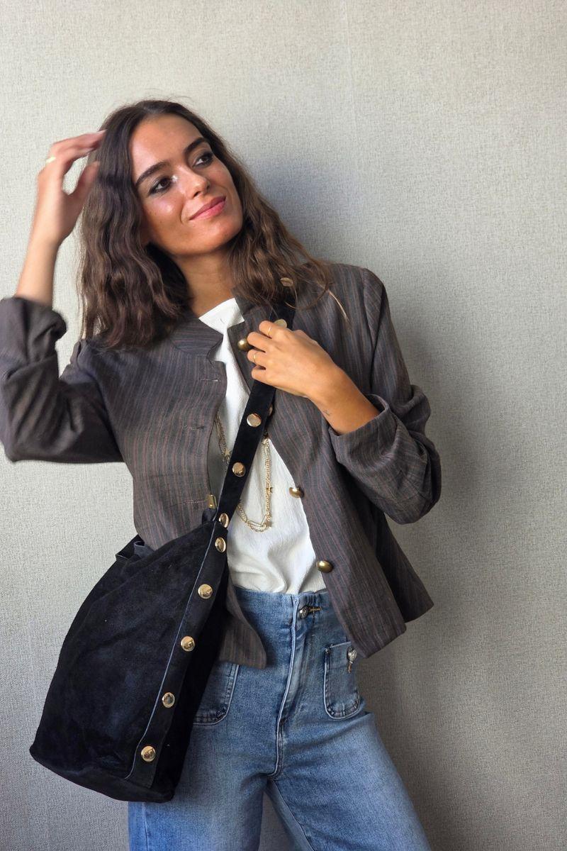 Bolso negro oversize con detalles dorados