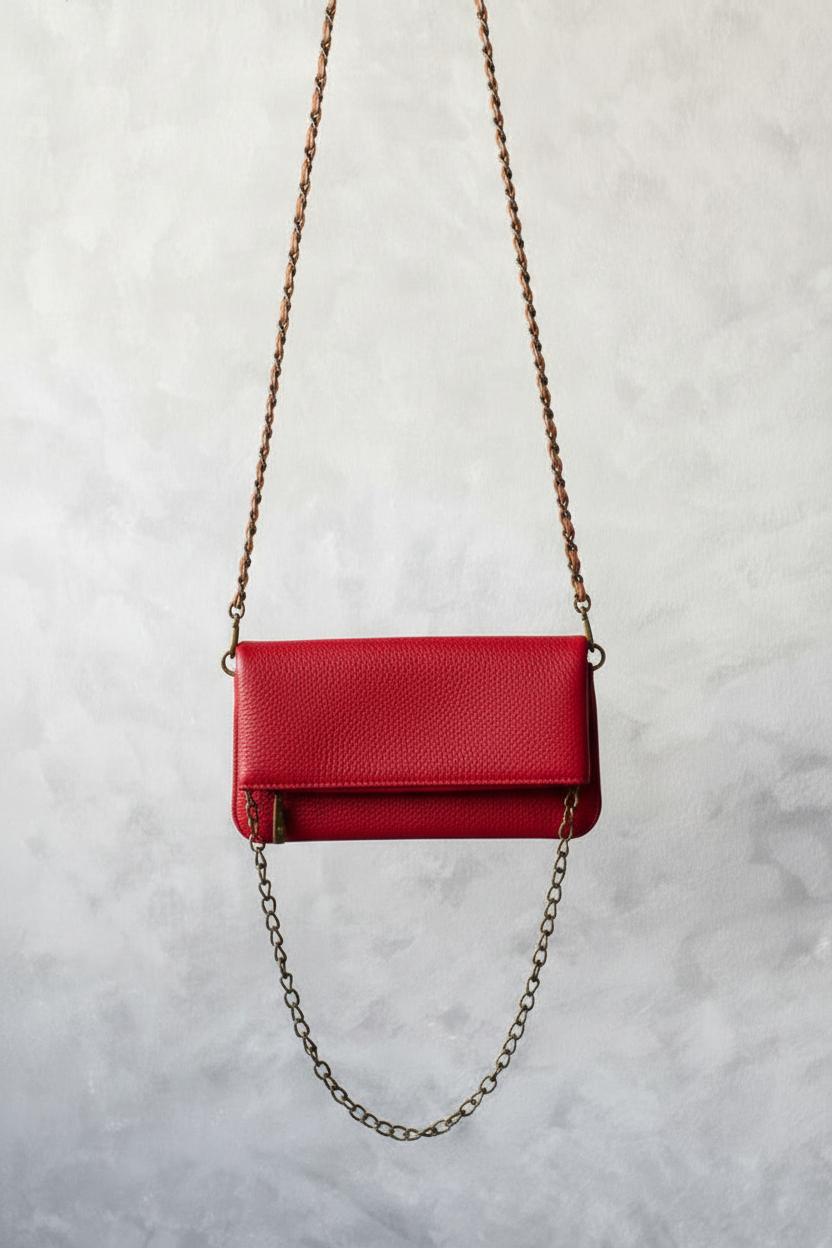 Bolso de piel rojo con dos cadenas