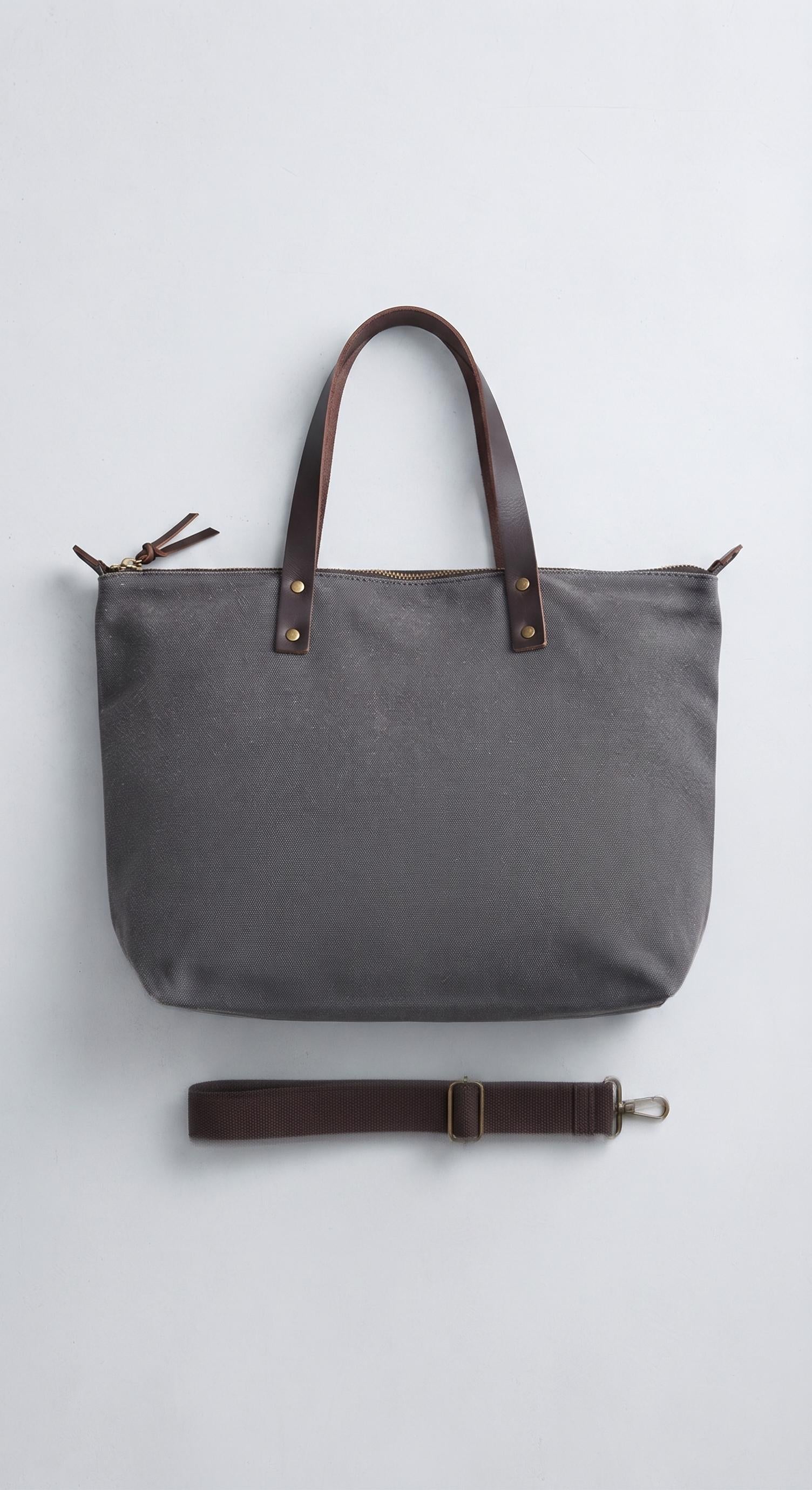 Bolso oversize de loneta con piel gris oscuro