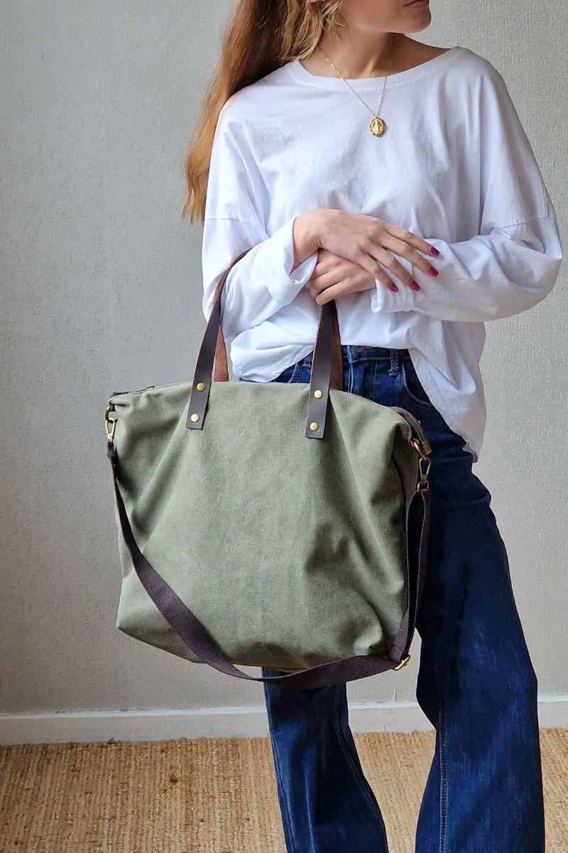 Bolso oversize de loneta con piel verde militar