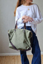 Bolso oversize de loneta con piel verde militar