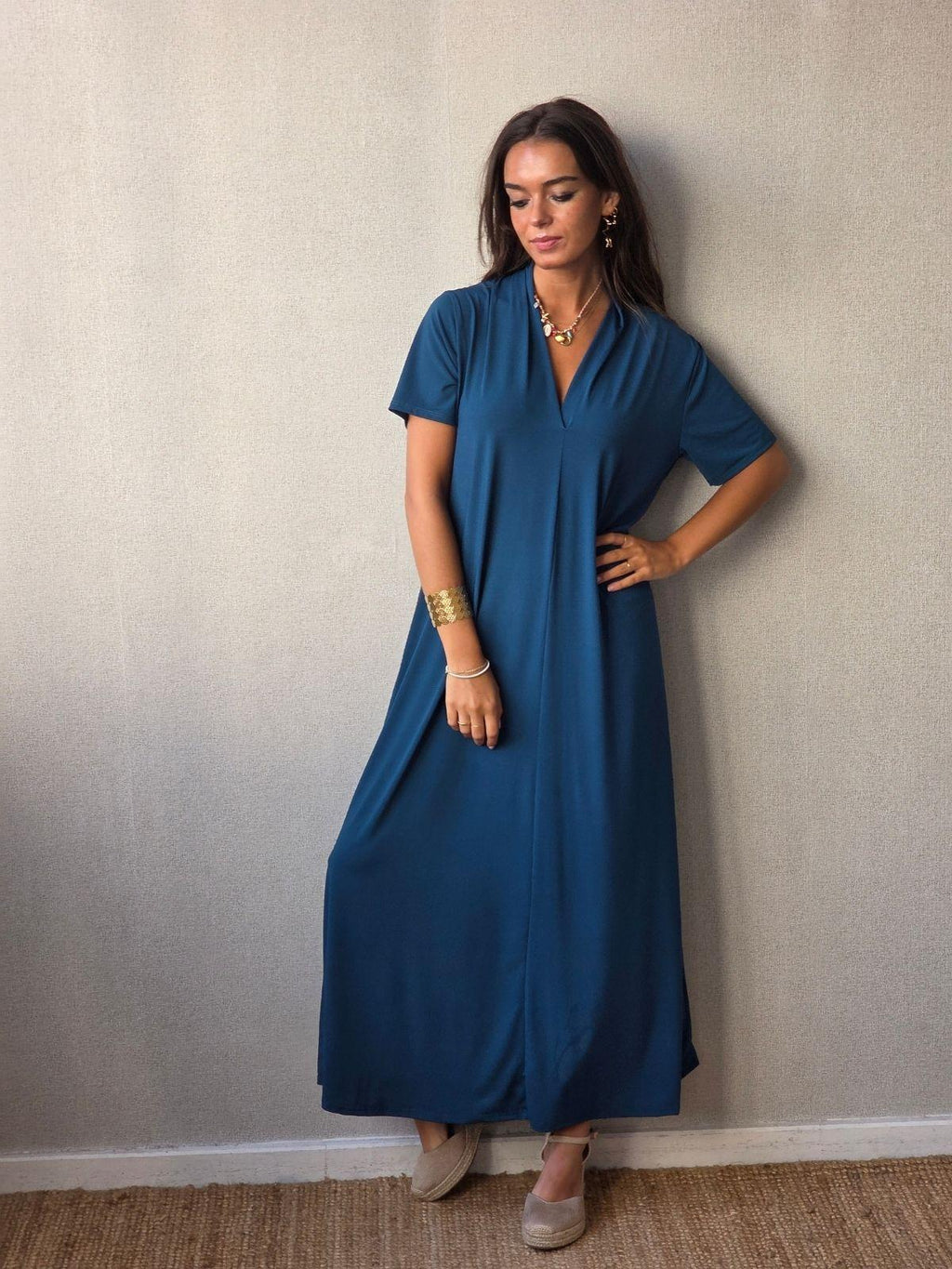 Vestido liso cuello pico m/corta petróleo