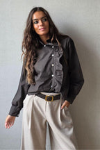 Camisa con pechera volante chocolate