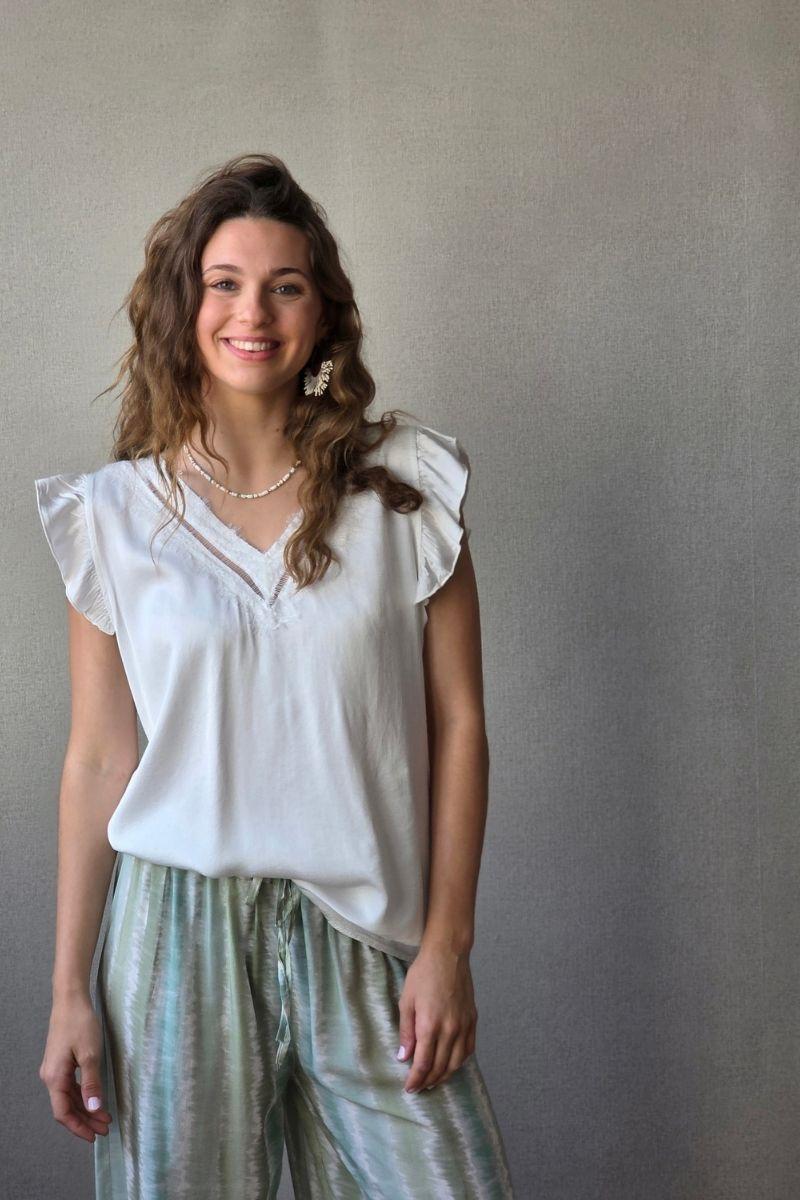 Blusa blanca raso con puntilla y volante en la manga