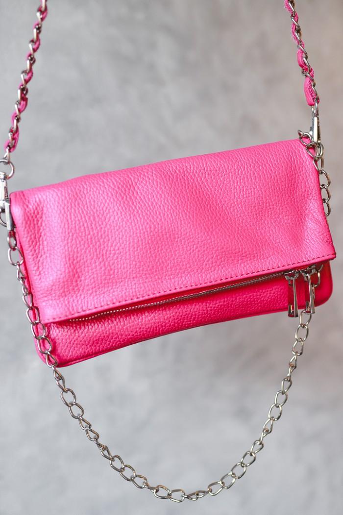 Bolso de piel fucsia con dos cadenas