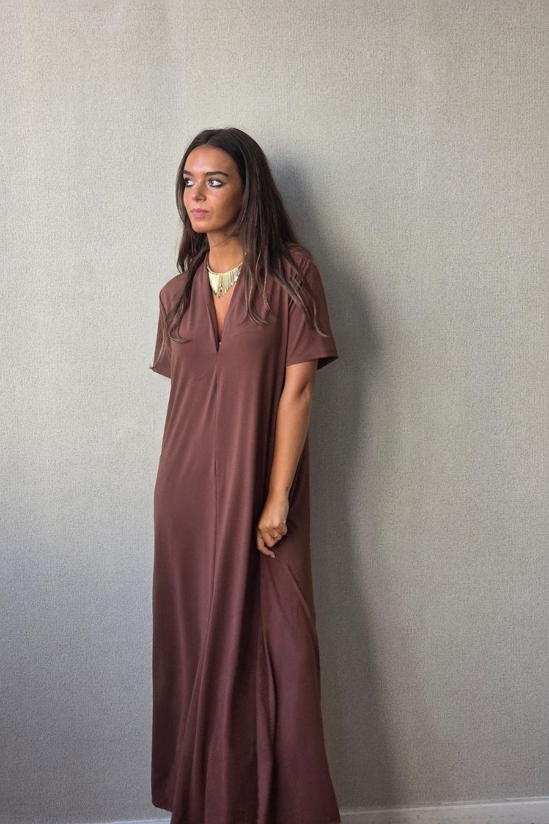 Vestido liso cuello pico m/corta chocolate