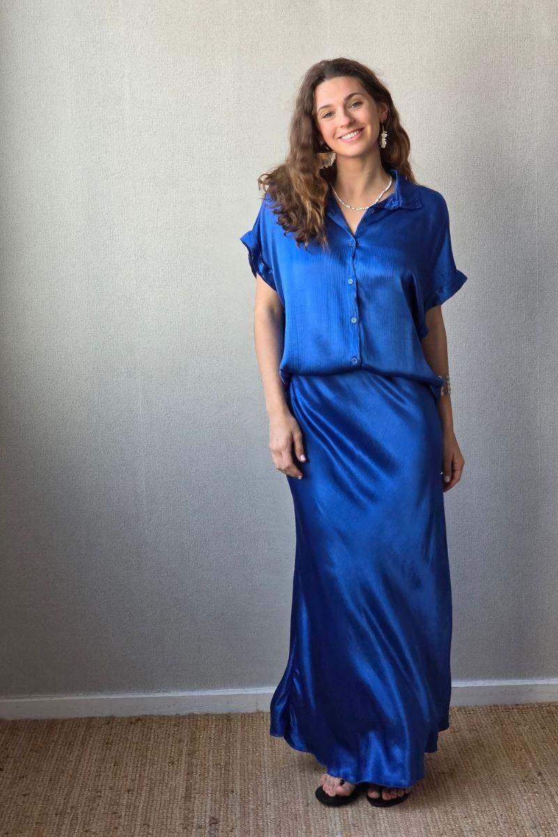 Falda de raso azulón