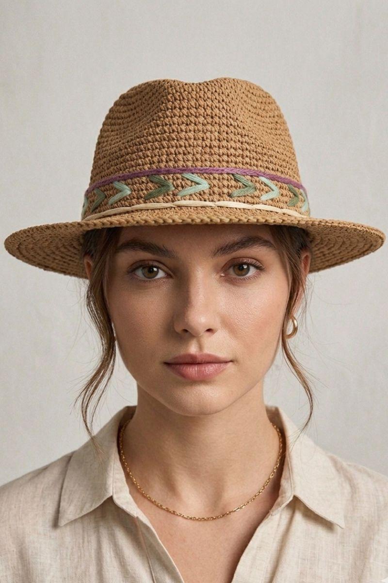 Sombrero de playa beige con detalles pespunte