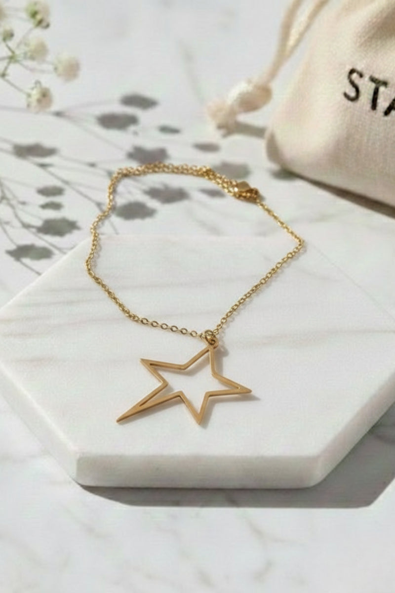 Gargantilla fina de acero con estrella dorada