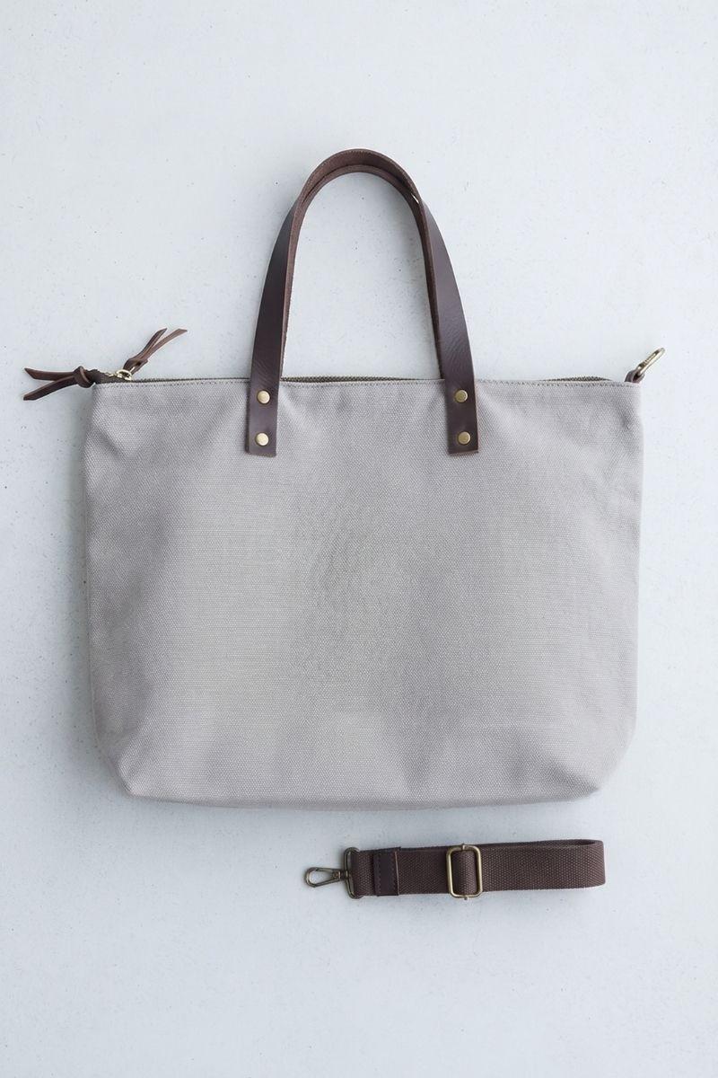 Bolso oversize de loneta con piel gris