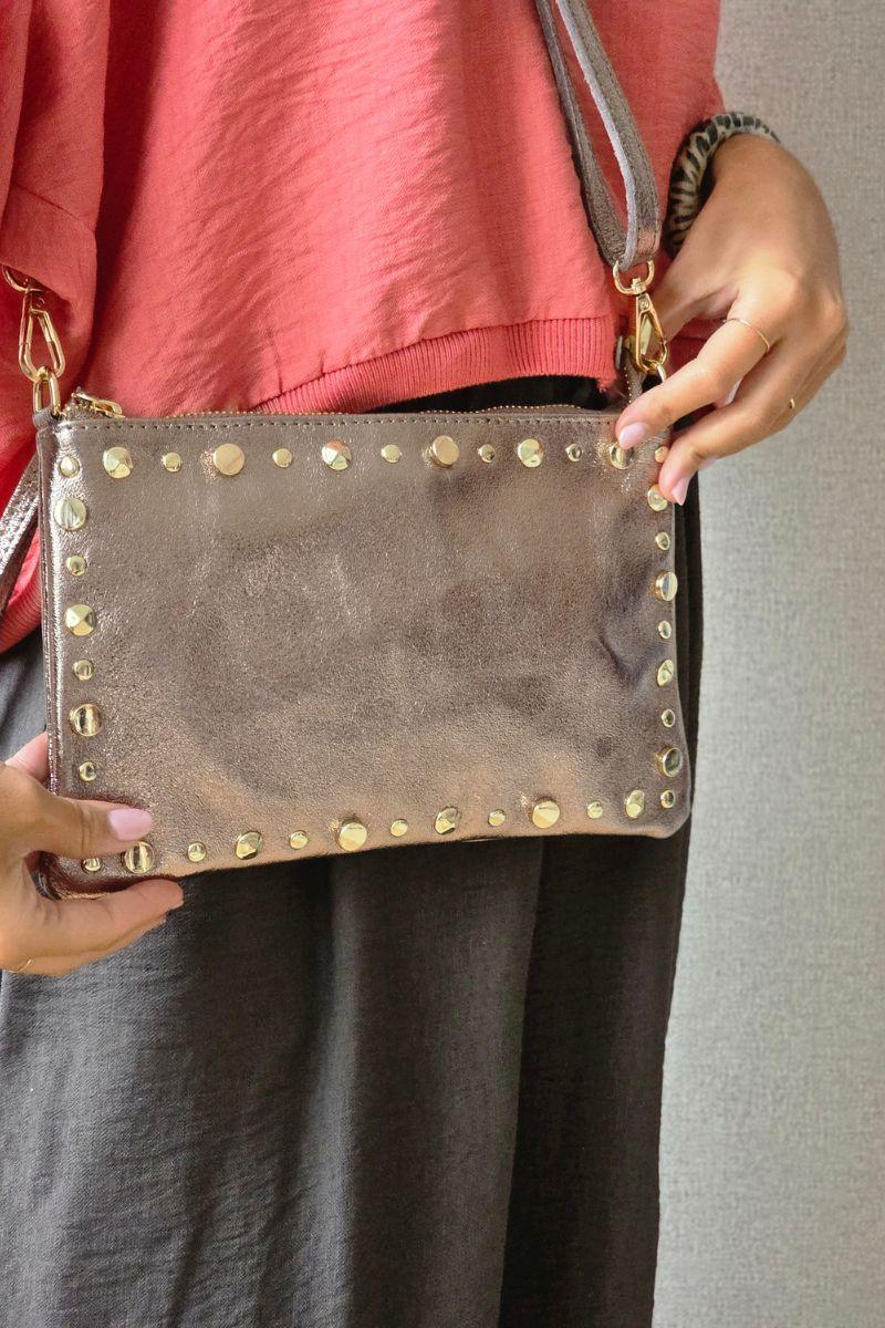 Bolso de piel tipo sobre con tachas cobre