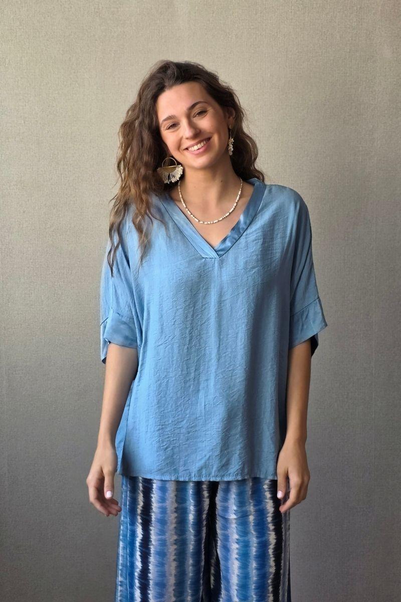 Blusa over manga corta con detalle satinado azul jean