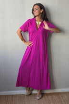 Vestido liso cuello pico m/corta magenta