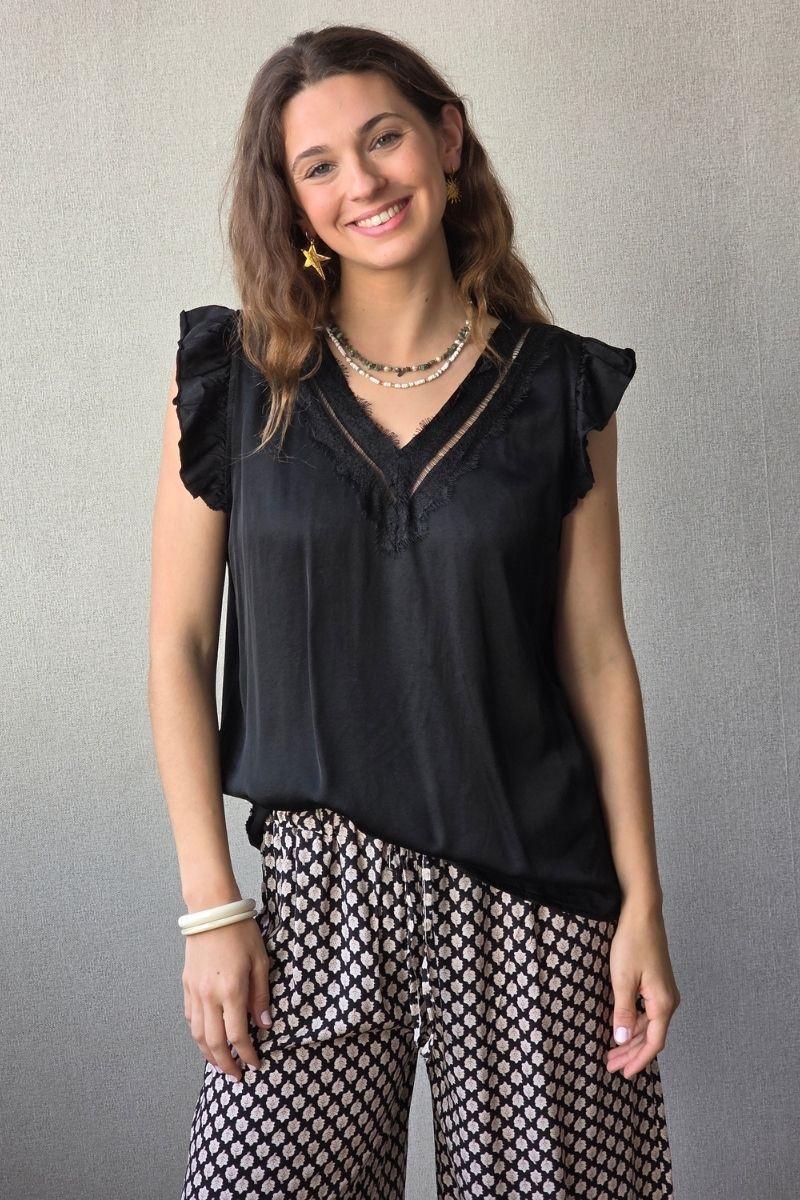 Blusa negro raso con puntilla y volante en la manga