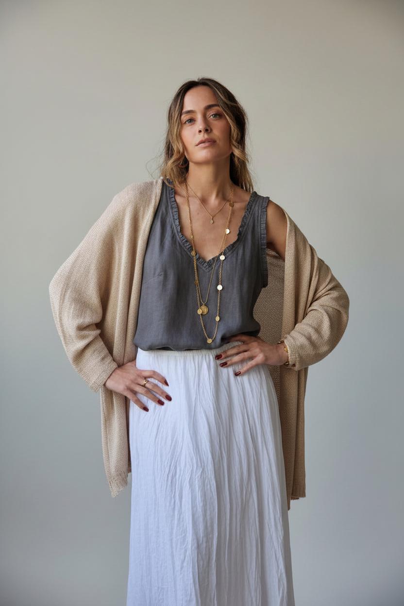 Top tipo raso con volantes gris oscuro