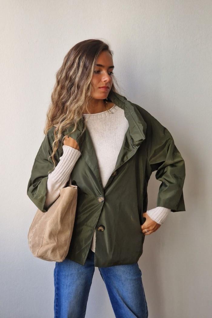 Parka corta tipo chubasquero verde militar