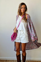 Kimono largo estampado con fondo azul y flores rosas