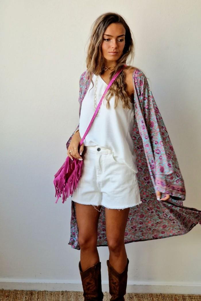 Kimono largo estampado con fondo azul y flores rosas