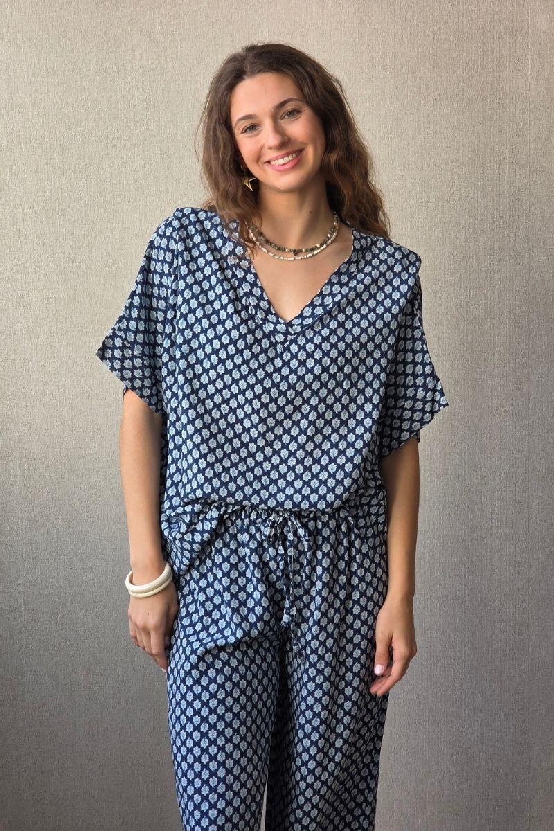 Blusón oversize estampado de flores azul marino