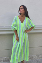Vestido de cuello pico con rayas verde flúor