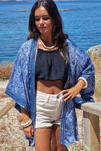 Kimono corto estampado rematado con espejitos azul jean