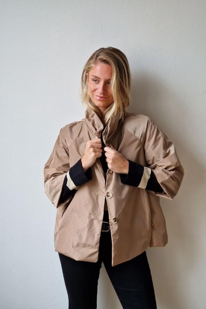 Parka corta tipo chubasquero camel